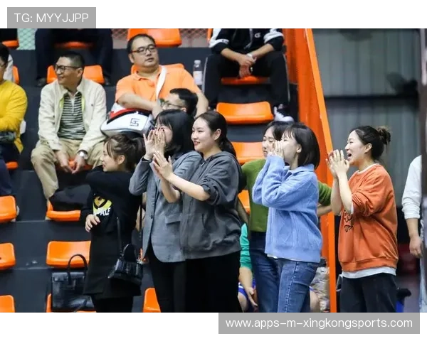 世界冠军与粉丝的球场奇缘：互动投球的魅力与感动